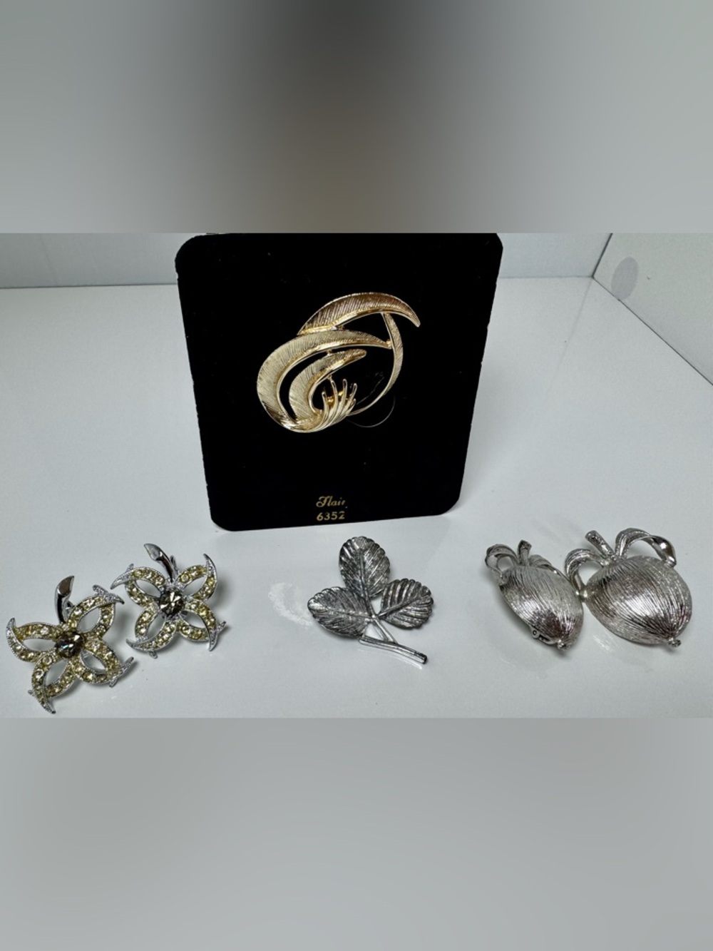 Lot of 4 Vintage Signed Sarah Coventry Brooches & Clip-on Earrings #1138